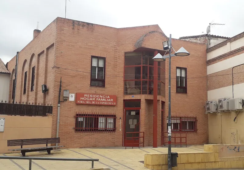 Fachada de ladrillo con entrada principal de la residencia nuestra senora de la esperanza ii
