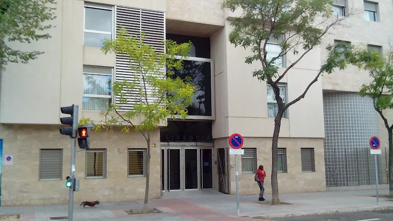 Fachada exterior y entrada principal de la residencia nuestra senora del perpetuo socorro frente a la acera con árboles
