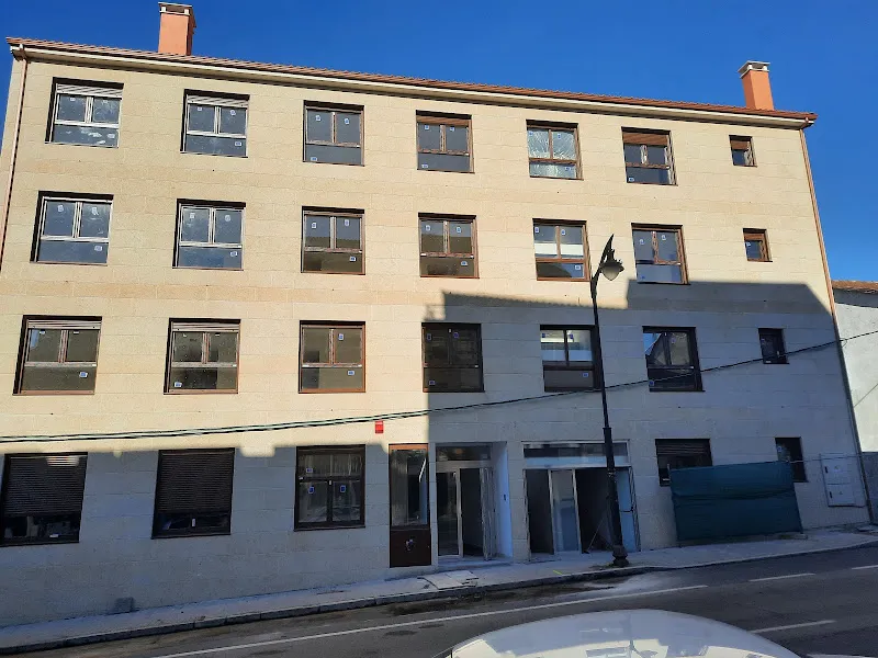 Fachada de edificio de varias plantas con ventanas nuevas en residencia palas de rei.