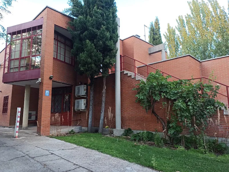Fachada exterior de residencia para mayores agencia madrilena de atencion social con escaleras, ventanas amplias y vegetación.