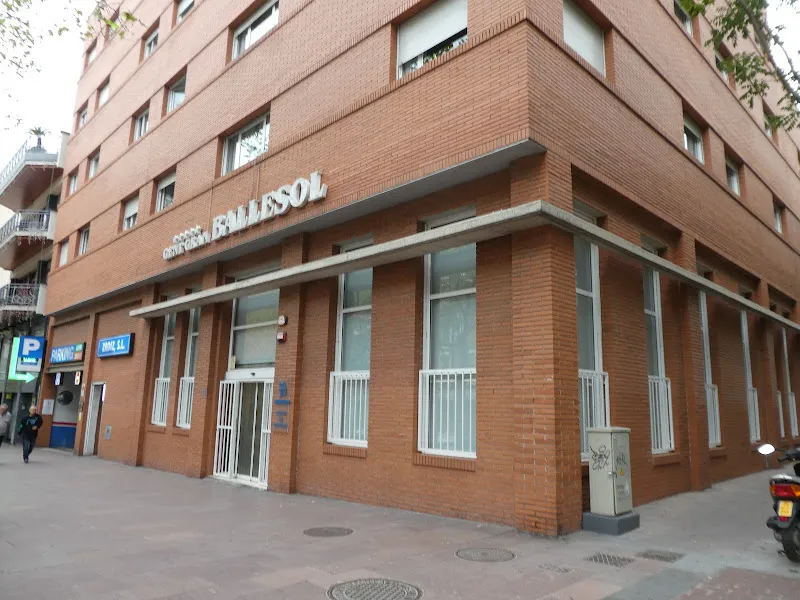 Fachada y entrada principal de la residencia para mayores ballesol fabra i puig con ventanales y marquesina