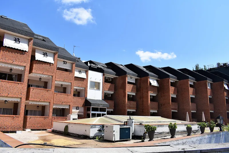 Fachada exterior de la residencia para mayores ballesol majadahonda con balcones y toldos