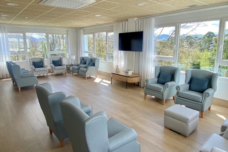 Sala luminosa con sillones en residencia para mayores en san sebastian ballesol easo
