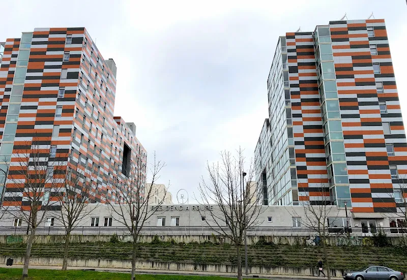 Edificio moderno de la residencia roure con franjas horizontales naranja, gris y blanco