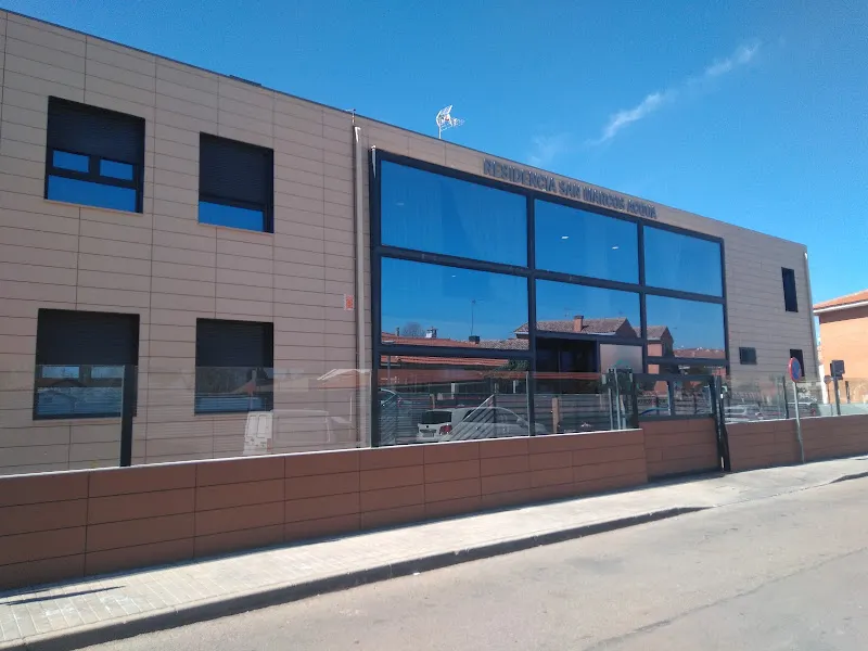 Fachada moderna con grandes ventanales de la residencia san marcos acqua en día soleado.