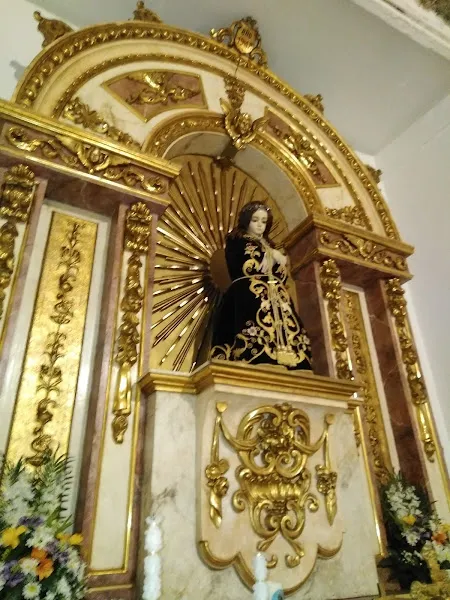 Estatua del Niño Jesús en retablo dorado de la residencia santo nino de la guardia