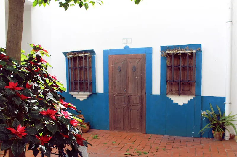 Patio con puerta y ventanas de madera en residencia seneca grupo el yate.