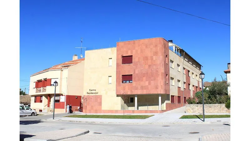 Fachada del centro residencial residencia senior mozarbez con fachada rojiza, ventanas y entrada principal visible