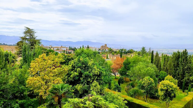 Jardines frondosos y vistas desde la residencia y centro de dia bouco granada.