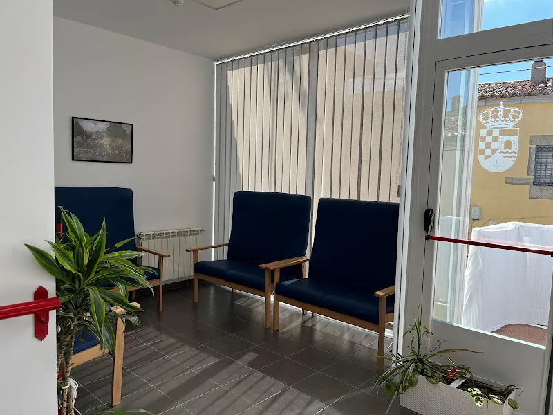 Sala de espera con sillas azules, plantas y persianas en la residencia y centro de dia guijo de granadilla.