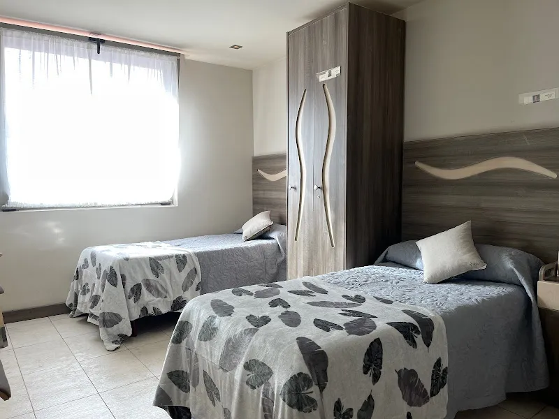 Habitación doble luminosa con dos camas y armario en residencia y centro de dia jovellanos.