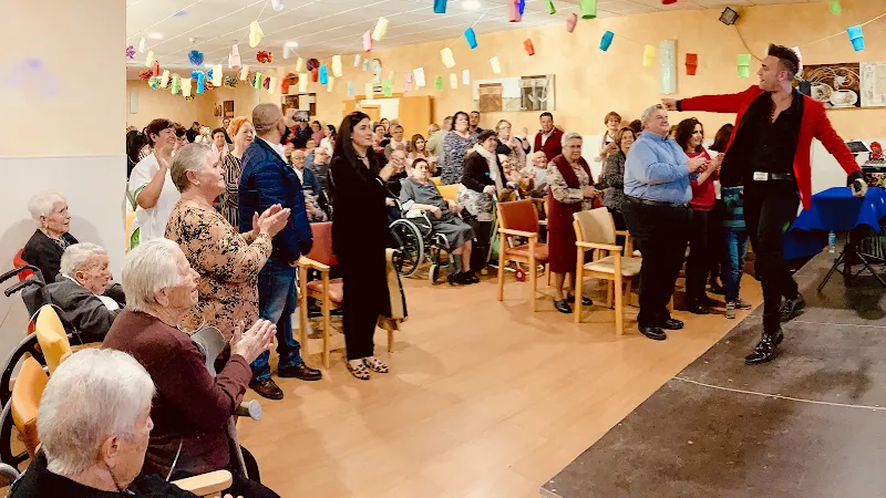Grupo de residentes y visitantes reunidos en un salón con espectáculo en residencial cervantes