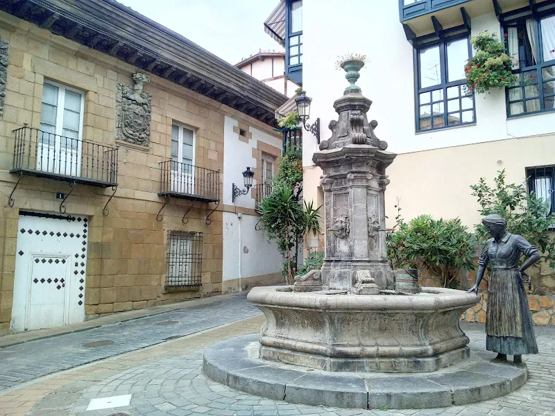 Plaza con fuente y estatua junto a san juan egoitza residencia san juan