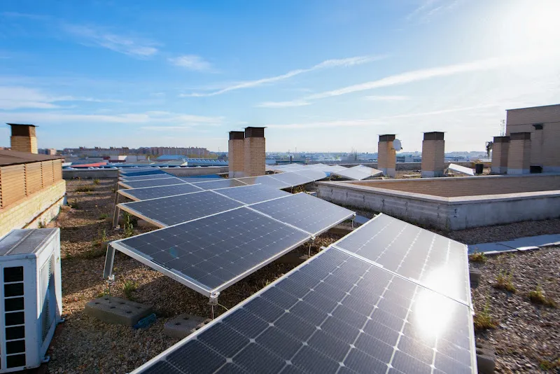 Paneles solares instalados en la cubierta de un edificio como solución energética para sanitas residencia de mayores alcorcon.