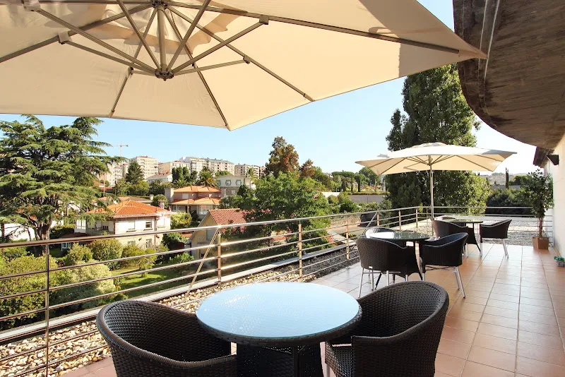 Terraza exterior con sombrillas y mesas en sanitas residencia de mayores vigo