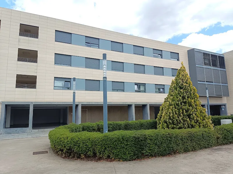 Fachada moderna y jardines de seniors la estrella residencia para mayores logrono la rioja, entorno accesible con edificio de tres plantas, ventanas horizontales y setos cuidados.