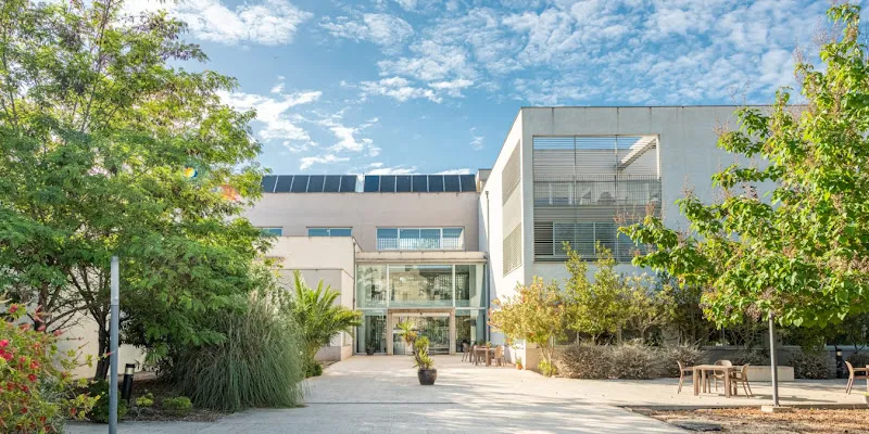 Edificio moderno con entrada amplia, jardines y zonas de descanso seniors manacor residencia para mayores manacor mallorca